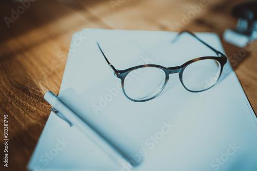 Smarte Brille mit Stift und Papier photo