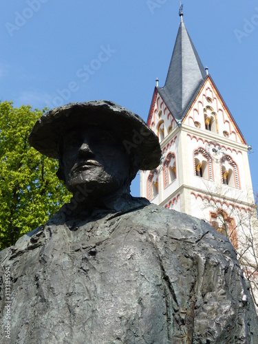 Sebastian-Münster-Denkmal mit Kirchturm / Hochformat in Ingelheim am Rhein