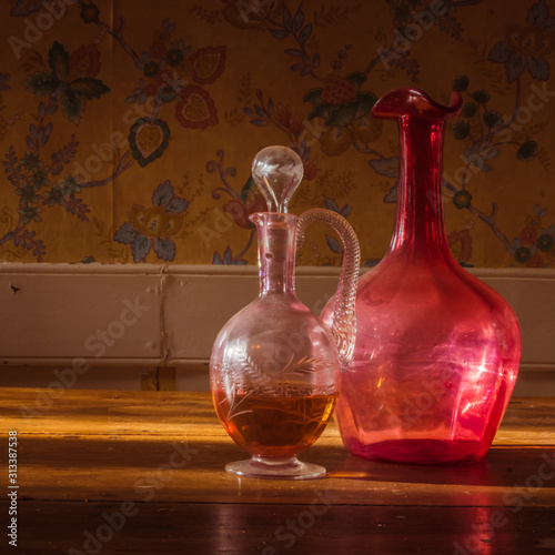 cruche ancienne dans un décor ancien sur une table en bois photo