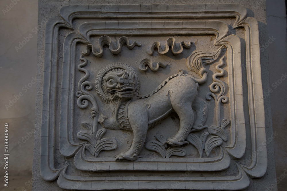 sculpture of lion