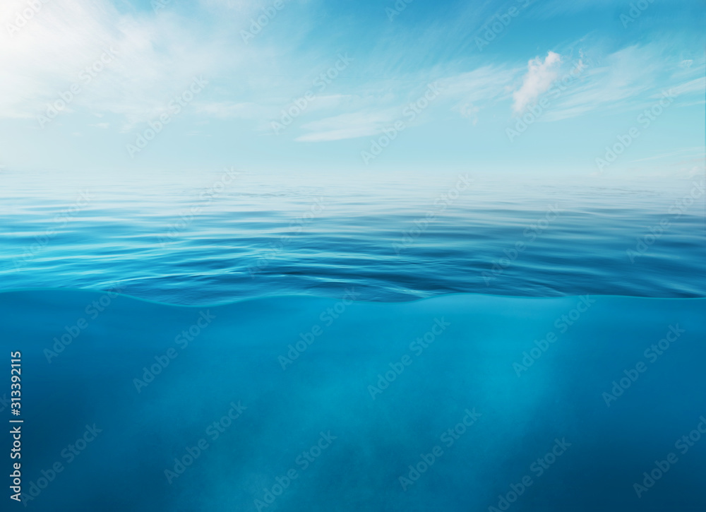 Fototapeta Błękitne morze lub ocean wody powierzchniowe i podwodne ze słonecznym i pochmurnym niebem