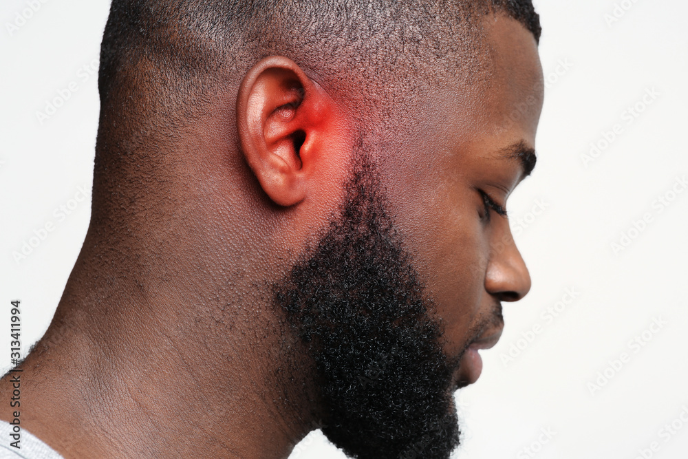 Obraz premium Black guy with inflamed ear, side view