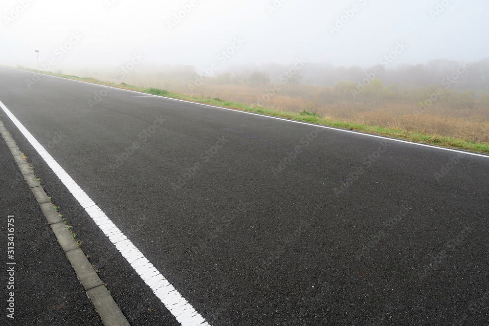 冬の朝霧の江戸川サイクリング道路風景