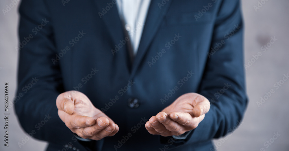 Obraz premium man empty palm on the gray wall background