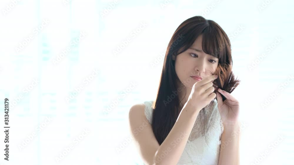 枝毛を気にする女性 枝毛を気にする女性