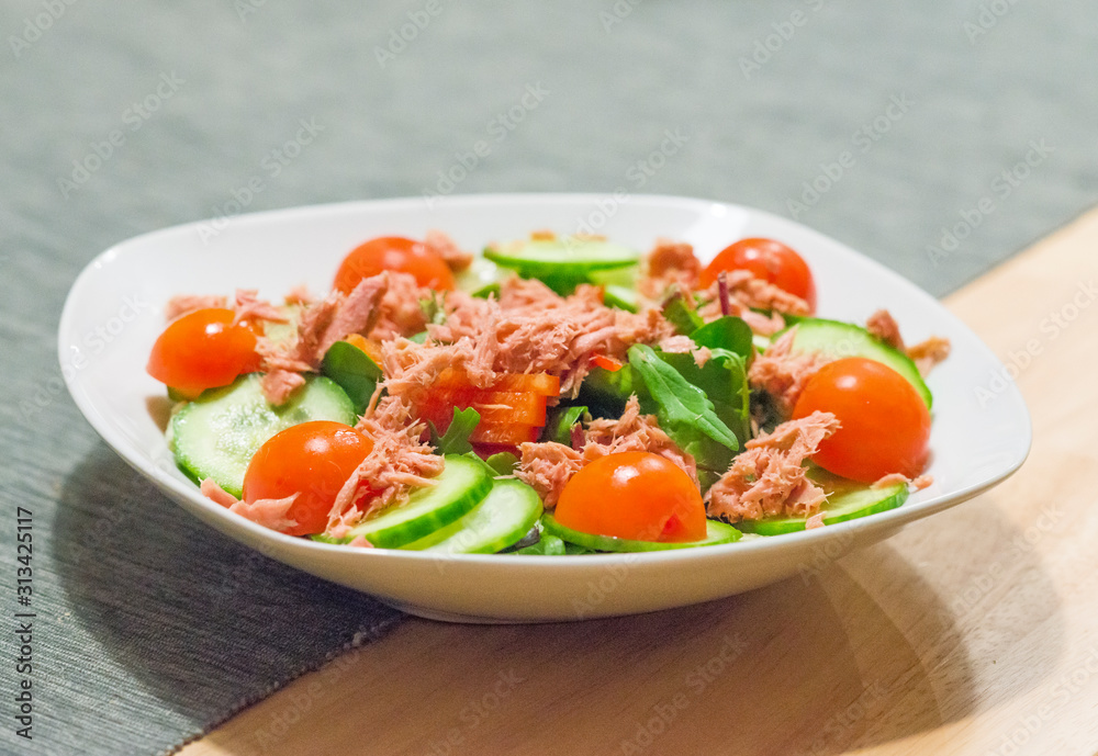 Lachssalat mit tomaten und Gurken Lachssalat mit tomaten und Gurken
