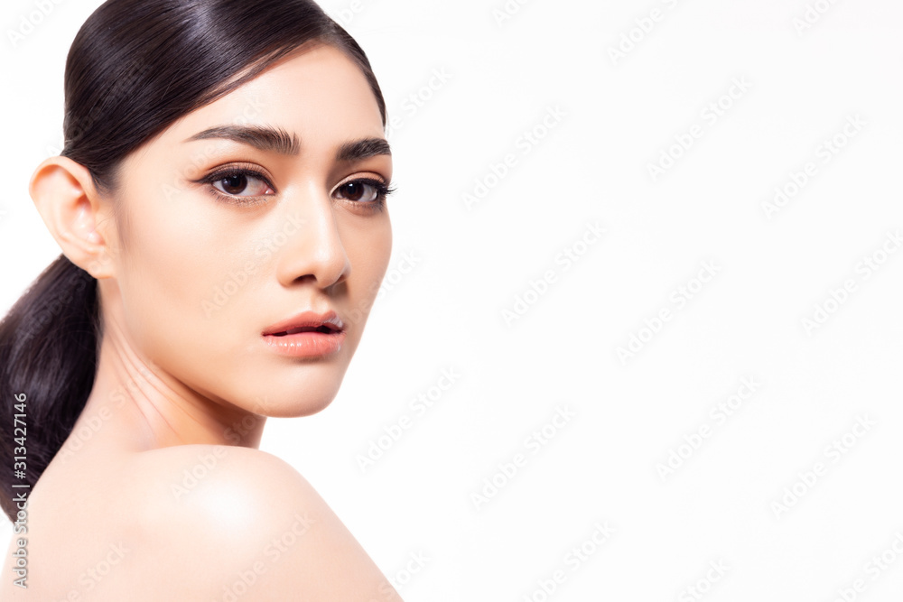 Beauty asian woman face healthy skin, natural makeup. Portrait young model  lady face, close up. Beautiful model girl with perfect fresh clean skin.  look camera, studio on white background, copy space foto