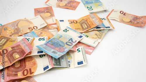 Euro Geld Scheine Bargeld durcheinander vor weißen Hintergrund