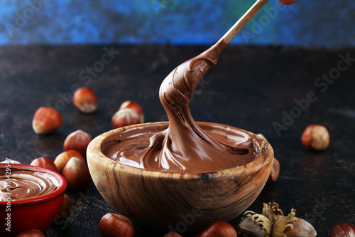 Quadro em tela Homemade hazelnut spread in wooden bowl