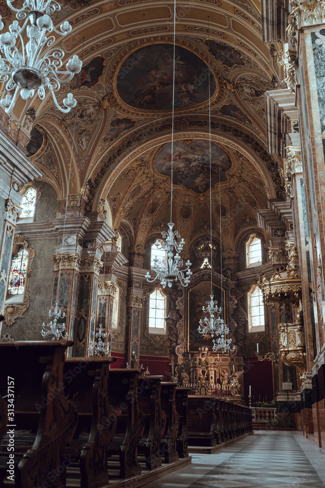 Obraz premium Katholische Kirche mit Gold