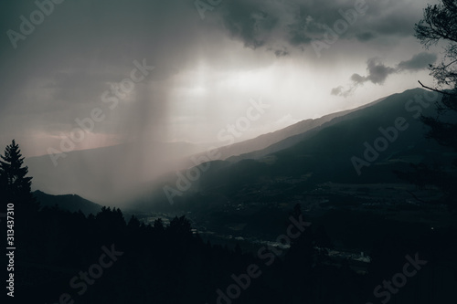 Regenwolken in den Bergen