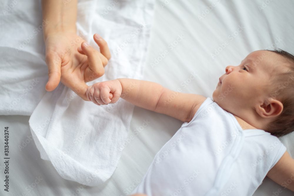 Newborn baby hold mother s finger when he is layed on the bed. Stock Foto Adobe Stock