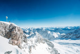 Bergpanorama mit Gipfelkreuz und Felsen und Schnee