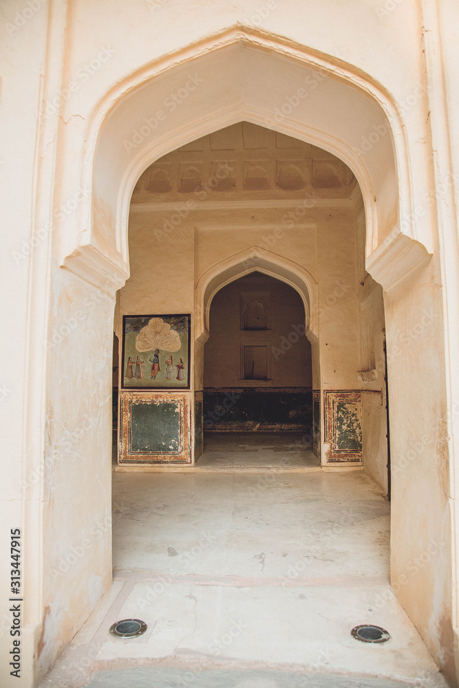 JAIPUR, RAJASTHAN/INDIA: pillar passage, corridor with an Indian-style arch