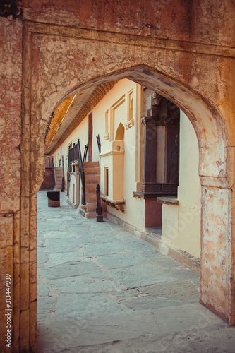 Fototapeta Naklejka Na Ścianę i Meble -  JAIPUR, RAJASTHAN/INDIA: pillar passage, corridor with an Indian-style arch
