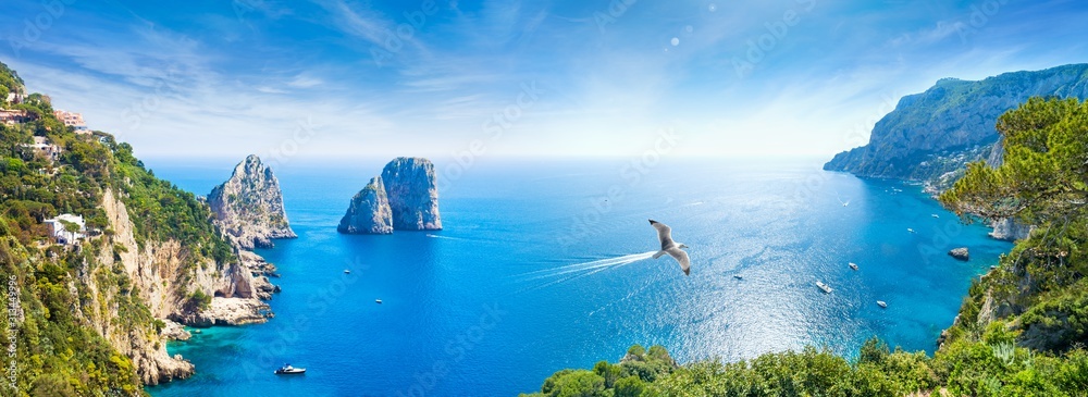 Fototapeta Panoramiczny kolaż ze słynnymi skałami Faraglioni, Marina Piccola i Monte Solaro na wyspie Capri we Włoszech.
