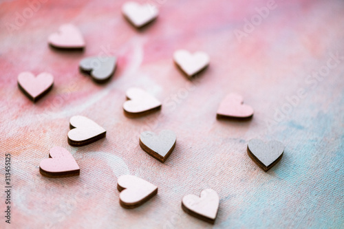 Rosarote Valentinskarte mit vielen Holzherzchen, romantischer Hintergrund photo