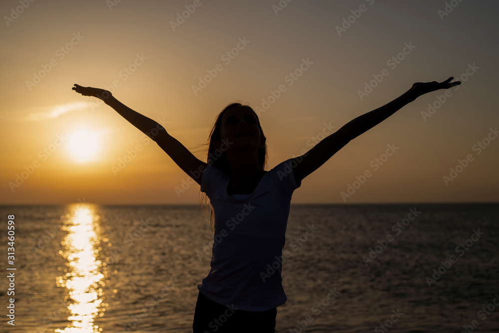 Fototapeta premium fröhliches Mädchen jubelt am Meer