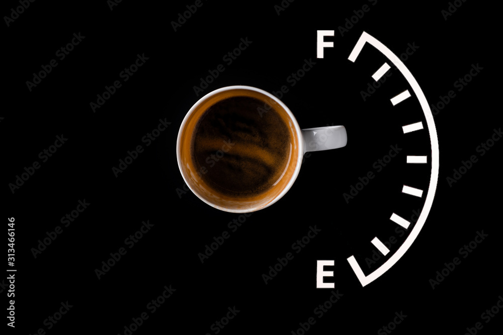 Fototapeta Filiżanka kawy na czarnym tle, połowa energii
