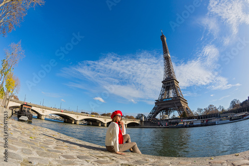 Young woman in Paris © Santorines