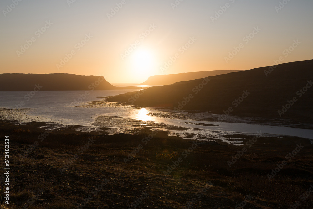 Blick auf den Fjord am Abend