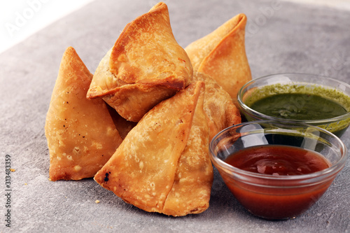 Foto Vegetarian samsa or samosas