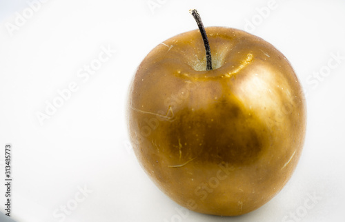 Złote jabłko izolowane