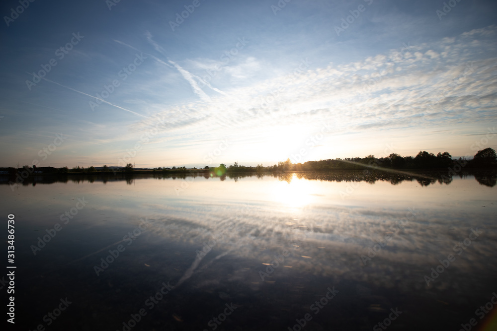 Fototapeta premium stimmungsvoller Sonneuntergang am See
