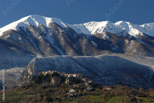 Vista panoramica del piccolo paese di Castel San Vincenzo e le Mainarde in inverno, Molise Italia