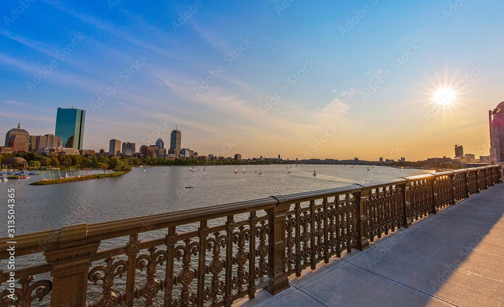 Obraz premium Panoramic view of Boston downtown and historic center from the landmark Longfellow bridge over Charles River