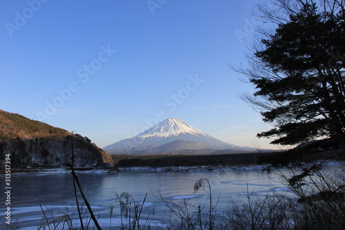 冬の富士山/氷結した精進湖越しの子持ち富士 © misumaru51shingo