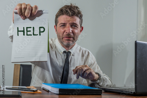 Fotografi corporate business worker in stress -  attractive stressed and desperate busines