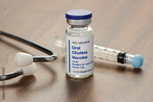 Foto Oral Cholera Vaccine On Desk with Syringe