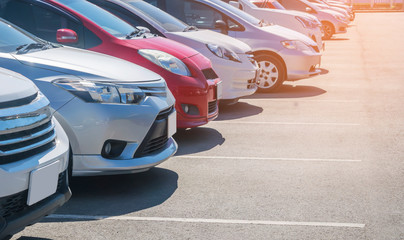 Fotobehang Voertuigen Geparkeerde auto's op rij asfalt  © merrymuuu