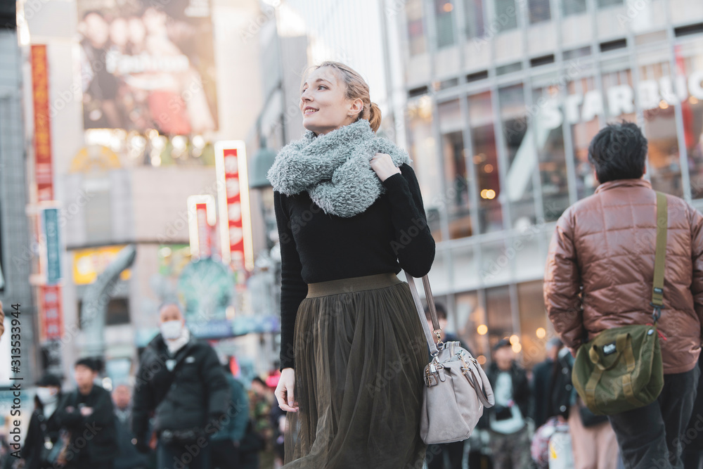 Fototapeta premium 日本・東京・渋谷を観光する女性