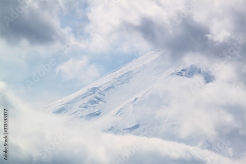雲の切れ間から見える富士山 © ZZun