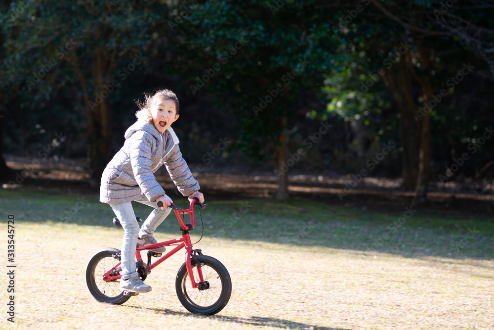 自転車に乗る女の子 自転車に乗る女の子
