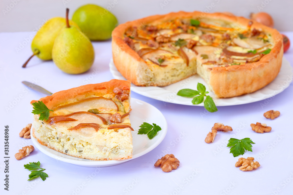 Zwiebelkuchen mit Birnen und Nuss Zwiebelkuchen mit Birnen und Nuss