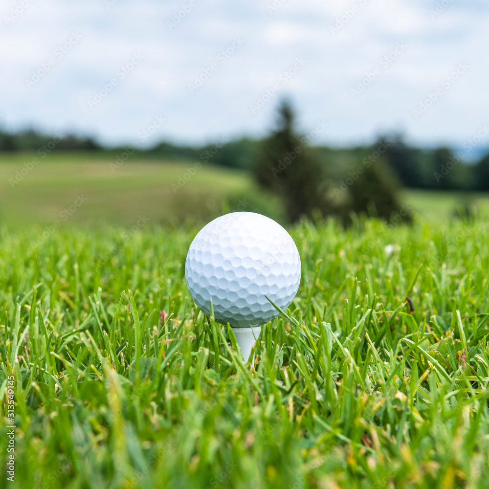 Golfball abschlagsbereit auf einem Tee Golfball abschlagsbereit auf einem Tee