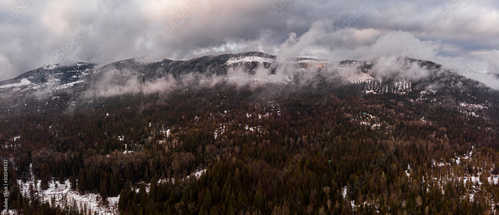 Fototapeta Wieczorny panoramiczny widok chmur w górach Idaho