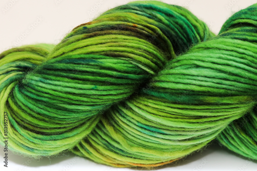Handgefärbte grüne Wolle