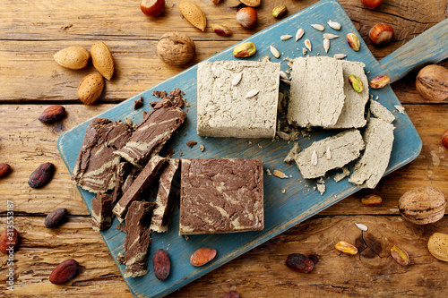 halva dolce tipico al cioccolato e semi vari