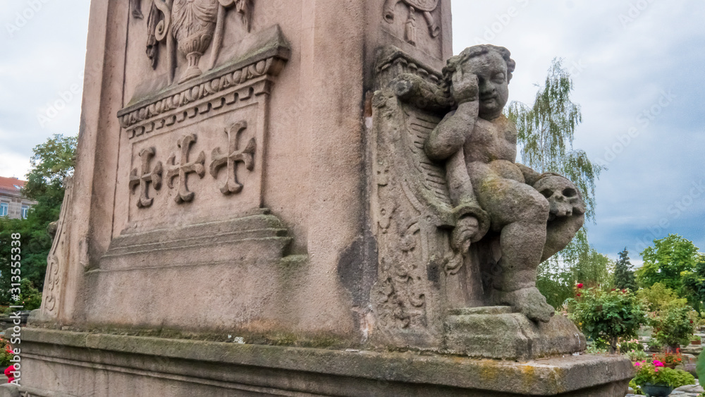 Obraz premium Child with skull in the St. John's cemetery in Nuremberg