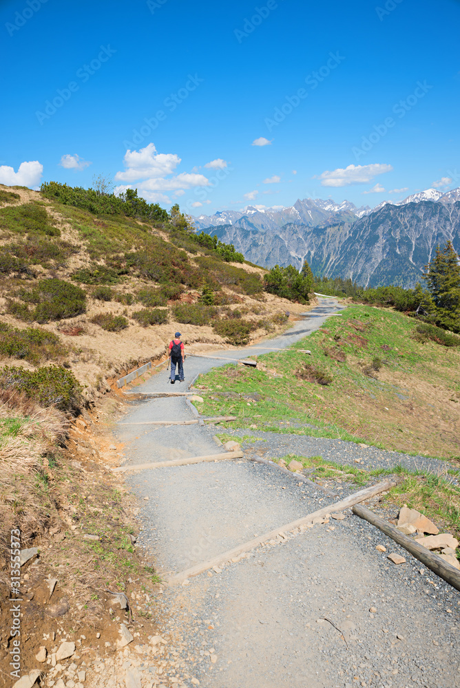 Obraz premium Wanderer auf dem Weg zur Mittelstation der Fellhornbahn, Allgäuer Alpen im Frühjahr