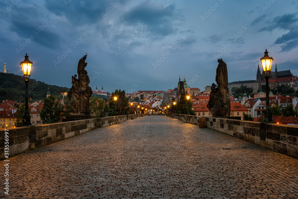 Obraz premium An amazing view before sunrise of Charles Bridge in Prague, Czech Republic
