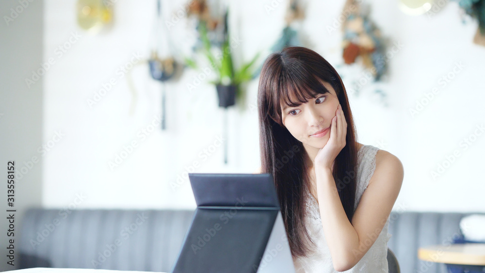 お肌をチェックする女性 お肌をチェックする女性