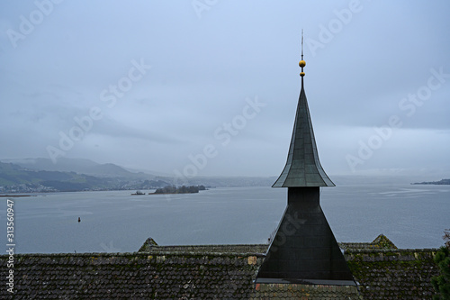 Kirchendach der Kapuzinerkirche mit Blick auf den Zürichsee, Rapperswil, St. Gallen, Schweiz