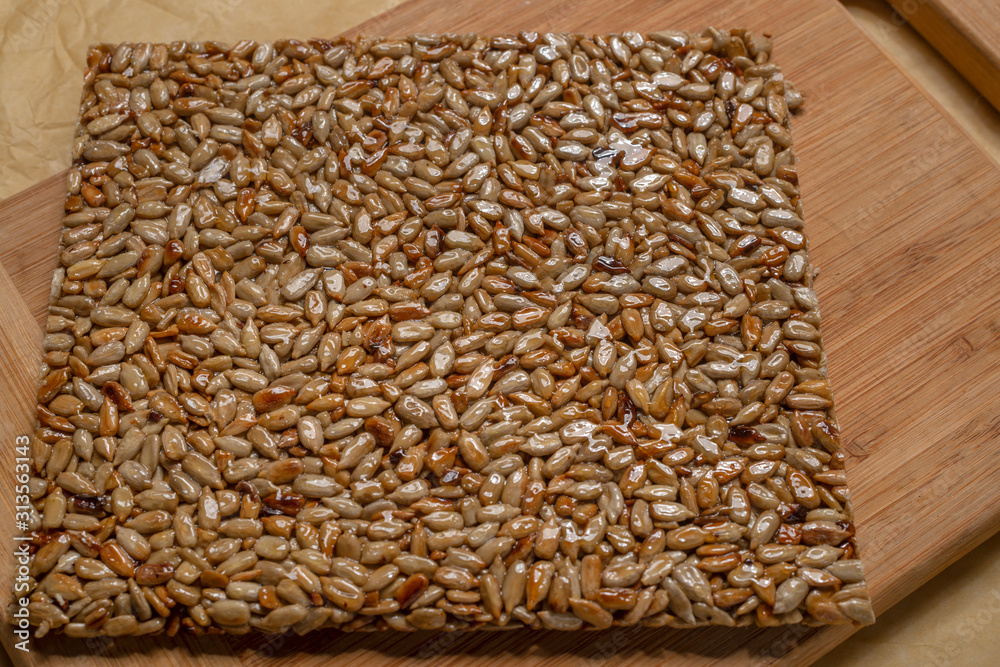 Obraz premium This is a dessert of honey syrup and sunflower seeds.