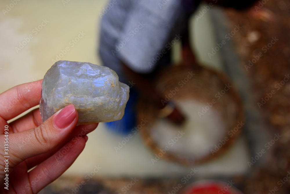 Gemstones in Sri Lanka. Shredding. Processing of natural stones. Gemstones in Sri Lanka. Shredding. Processing of natural stones.