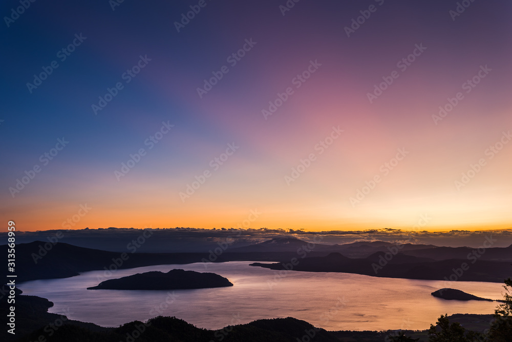 日本・北海道、屈斜路湖の夜明け
